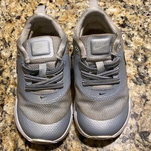 Baby Girls Nike size 7 silver sneakers.